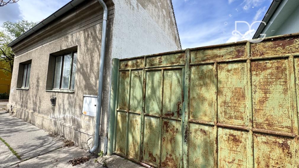 Rodinný dom na kompletnú rekonštrukciu - výborná lokalita Vajnory