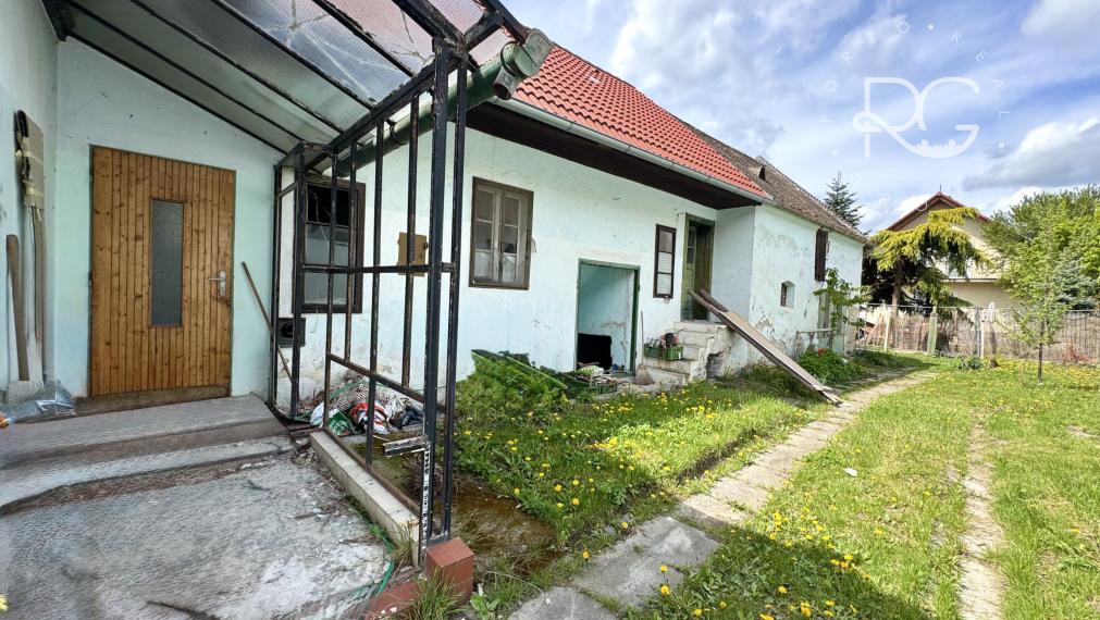 Rodinný dom na kompletnú rekonštrukciu - výborná lokalita Vajnory