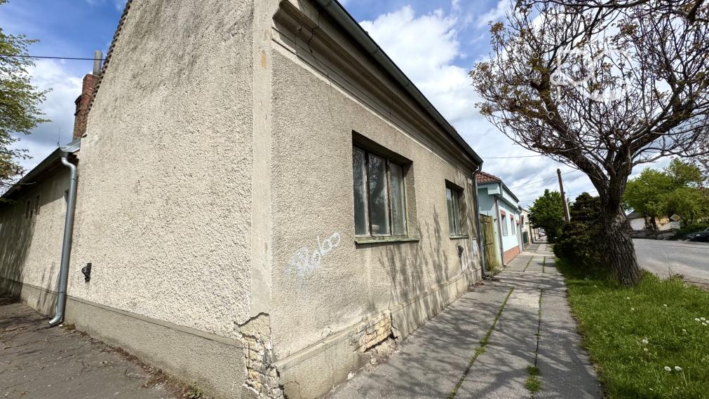 Rodinný dom na kompletnú rekonštrukciu - výborná lokalita Vajnory