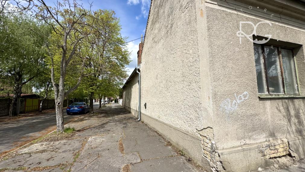 Rodinný dom na kompletnú rekonštrukciu - výborná lokalita Vajnory