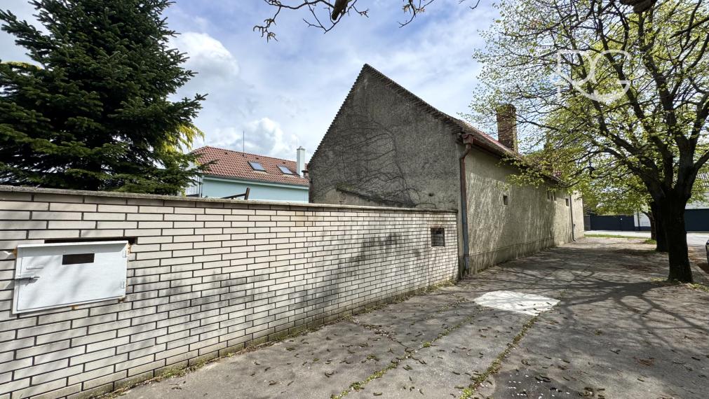 Rodinný dom na kompletnú rekonštrukciu - výborná lokalita Vajnory