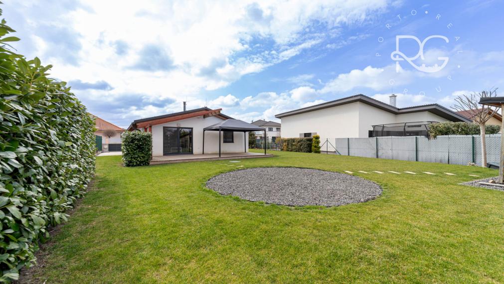 Moderný zariadený 4izb bungalov na 7árovom pozemku 20 min.od BA