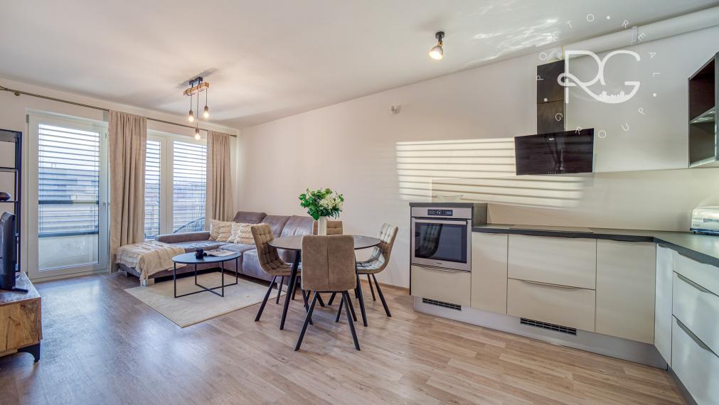 =PRENAJATÉ=Moderný klimatizovaný kompletne zariadený 2 izb byt s balkónom, pivnicou a parkovaním