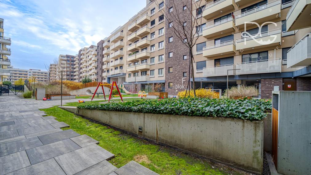 =PRENAJATÉ=Moderný klimatizovaný kompletne zariadený 2 izb byt s balkónom, pivnicou a parkovaním