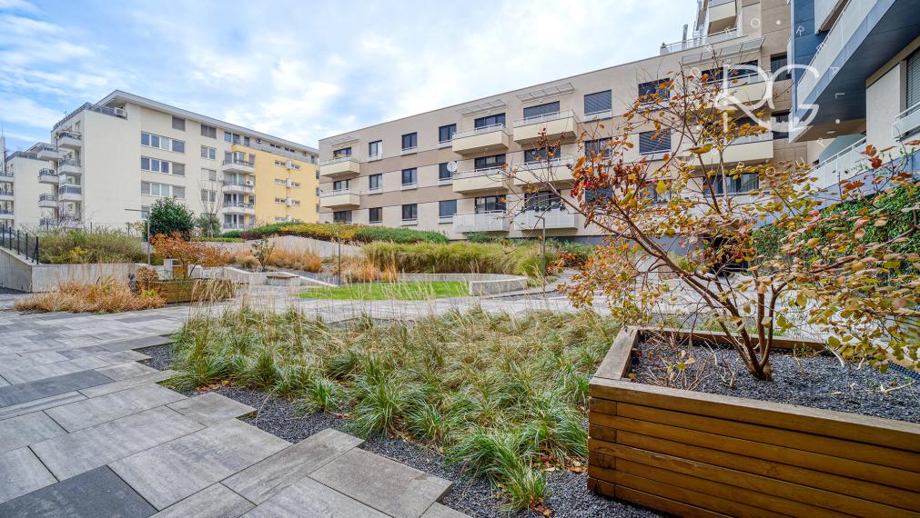 =PRENAJATÉ=Moderný klimatizovaný kompletne zariadený 2 izb byt s balkónom, pivnicou a parkovaním
