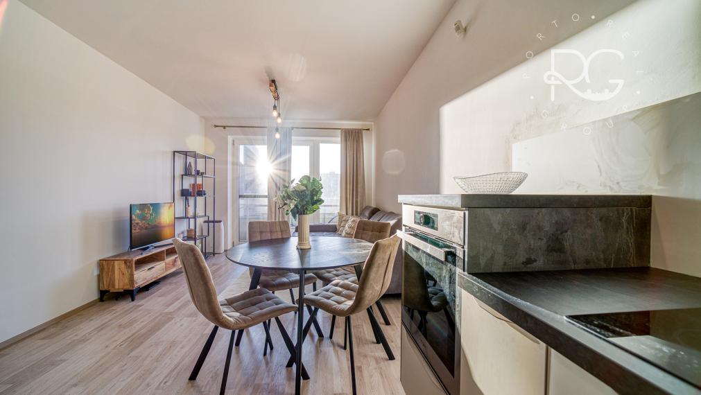 =PRENAJATÉ=Moderný klimatizovaný kompletne zariadený 2 izb byt s balkónom, pivnicou a parkovaním