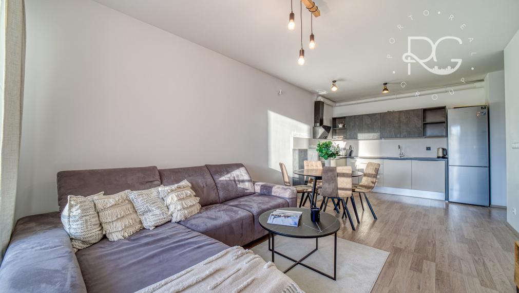 =PRENAJATÉ=Moderný klimatizovaný kompletne zariadený 2 izb byt s balkónom, pivnicou a parkovaním