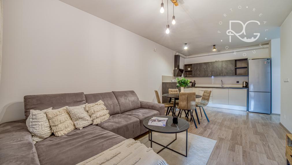 =PRENAJATÉ=Moderný klimatizovaný kompletne zariadený 2 izb byt s balkónom, pivnicou a parkovaním