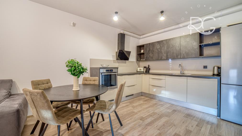 =PRENAJATÉ=Moderný klimatizovaný kompletne zariadený 2 izb byt s balkónom, pivnicou a parkovaním