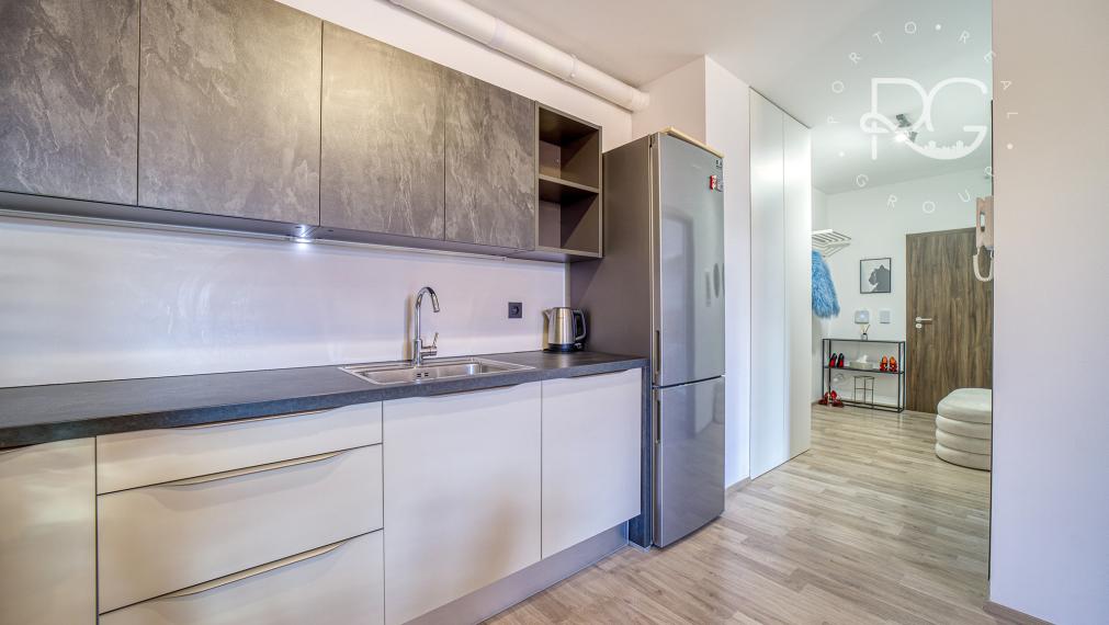 =PRENAJATÉ=Moderný klimatizovaný kompletne zariadený 2 izb byt s balkónom, pivnicou a parkovaním