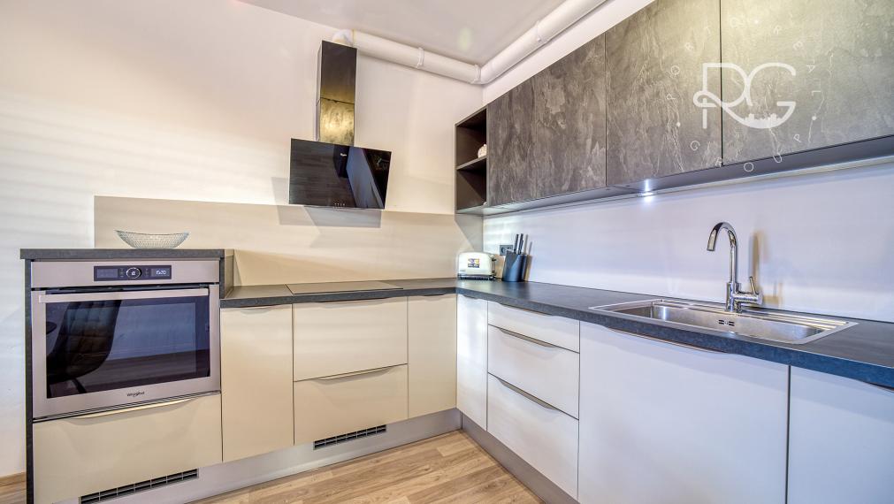 =PRENAJATÉ=Moderný klimatizovaný kompletne zariadený 2 izb byt s balkónom, pivnicou a parkovaním
