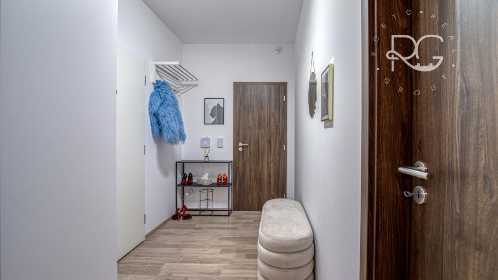 =PRENAJATÉ=Moderný klimatizovaný kompletne zariadený 2 izb byt s balkónom, pivnicou a parkovaním