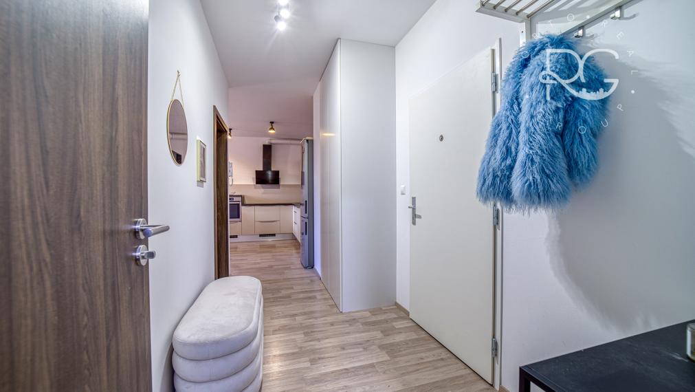 =PRENAJATÉ=Moderný klimatizovaný kompletne zariadený 2 izb byt s balkónom, pivnicou a parkovaním