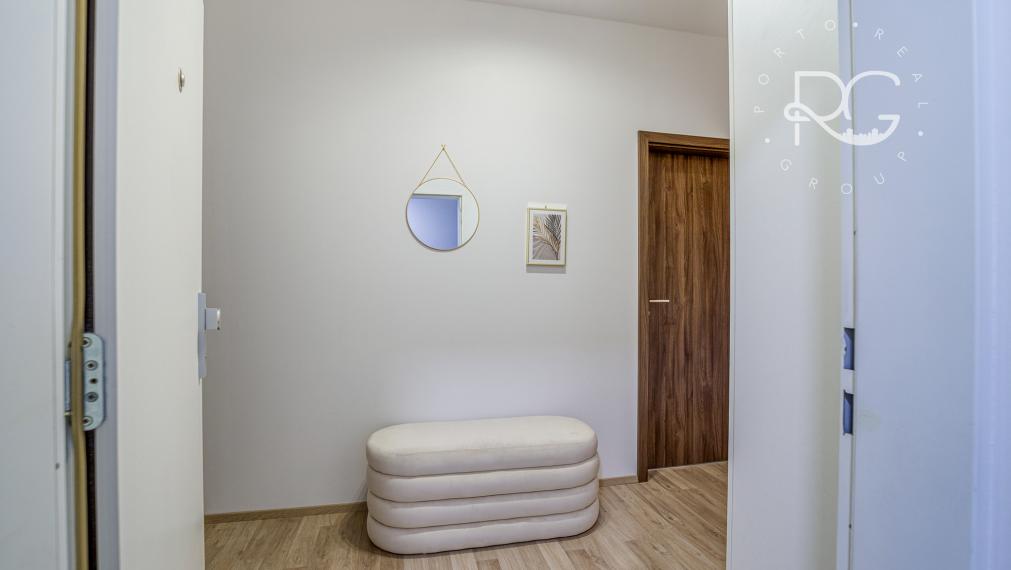 =PRENAJATÉ=Moderný klimatizovaný kompletne zariadený 2 izb byt s balkónom, pivnicou a parkovaním