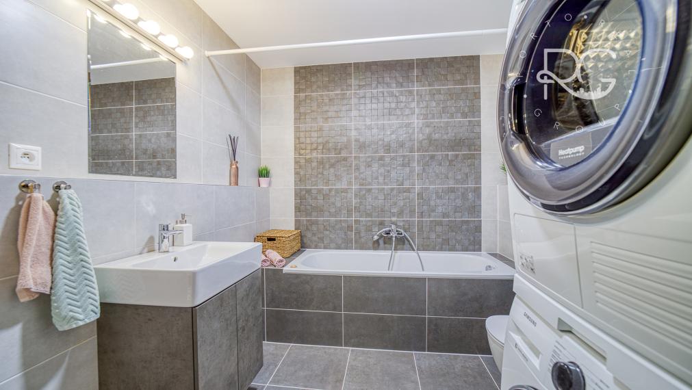 =PRENAJATÉ=Moderný klimatizovaný kompletne zariadený 2 izb byt s balkónom, pivnicou a parkovaním