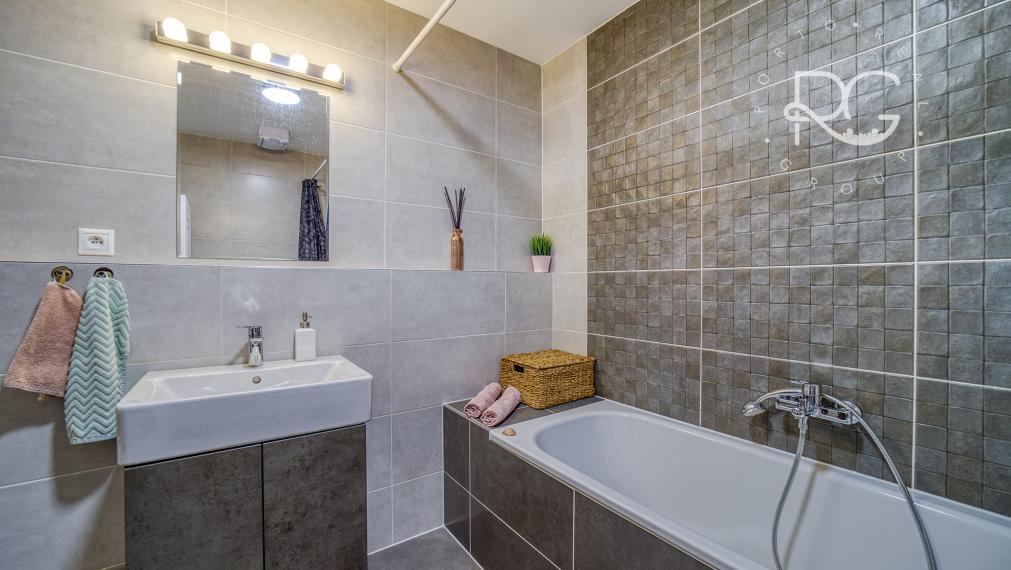 =PRENAJATÉ=Moderný klimatizovaný kompletne zariadený 2 izb byt s balkónom, pivnicou a parkovaním