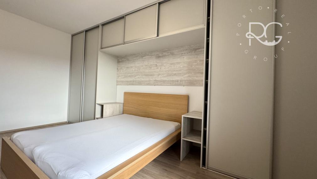 =PRENAJATÉ=Moderný klimatizovaný kompletne zariadený 2 izb byt s balkónom, pivnicou a parkovaním