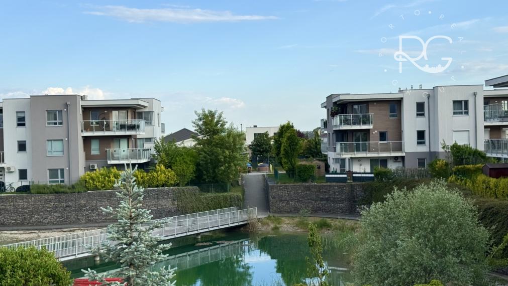 Moderný zariadený 3 izb byt s loggiou, pivnicou a parkovaním 20 min.od BA v krásnej lokalite