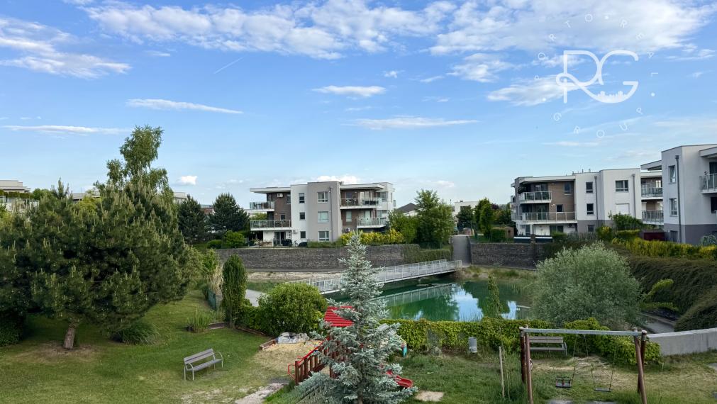 Moderný zariadený 3 izb byt s loggiou, pivnicou a parkovaním 20 min.od BA v krásnej lokalite