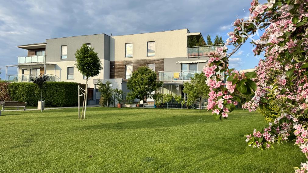 Moderný zariadený 3 izb byt s loggiou, pivnicou a parkovaním 20 min.od BA v krásnej lokalite