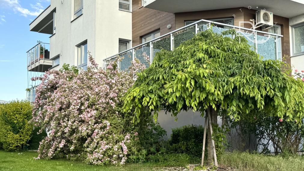Moderný zariadený 3 izb byt s loggiou, pivnicou a parkovaním 20 min.od BA v krásnej lokalite