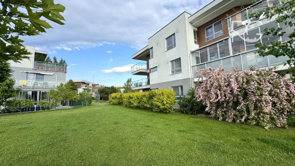 Moderný zariadený 3 izb byt s loggiou, pivnicou a parkovaním 20 min.od BA v krásnej lokalite