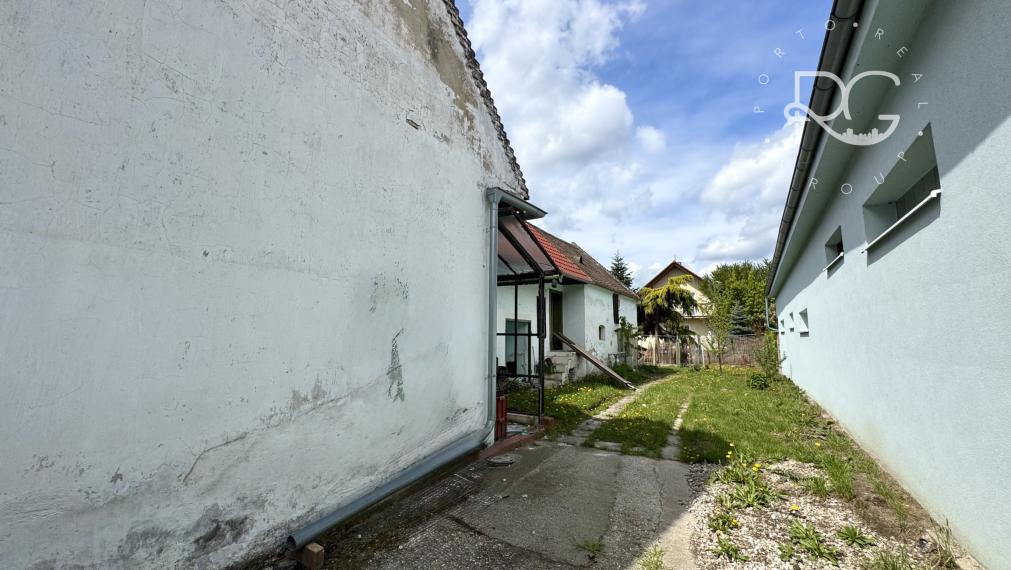 Rodinný dom na kompletnú rekonštrukciu - výborná lokalita Vajnory