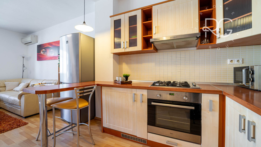 = REZERVOVANÉ = Príjemný 2 izbový byt s parkovaním a balkónom, Bratislava - Kramáre
