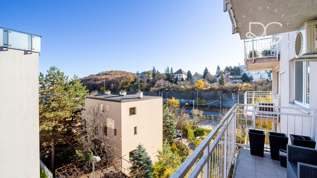 = REZERVOVANÉ = Príjemný 2 izbový byt s parkovaním a balkónom, Bratislava - Kramáre