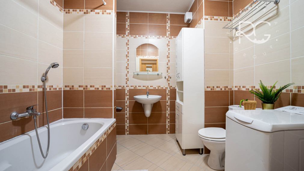 = REZERVOVANÉ = Príjemný 2 izbový byt s parkovaním a balkónom, Bratislava - Kramáre