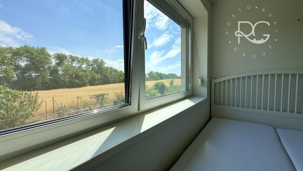 Moderný 2izb zariadený byt s balkónom a parkovaním