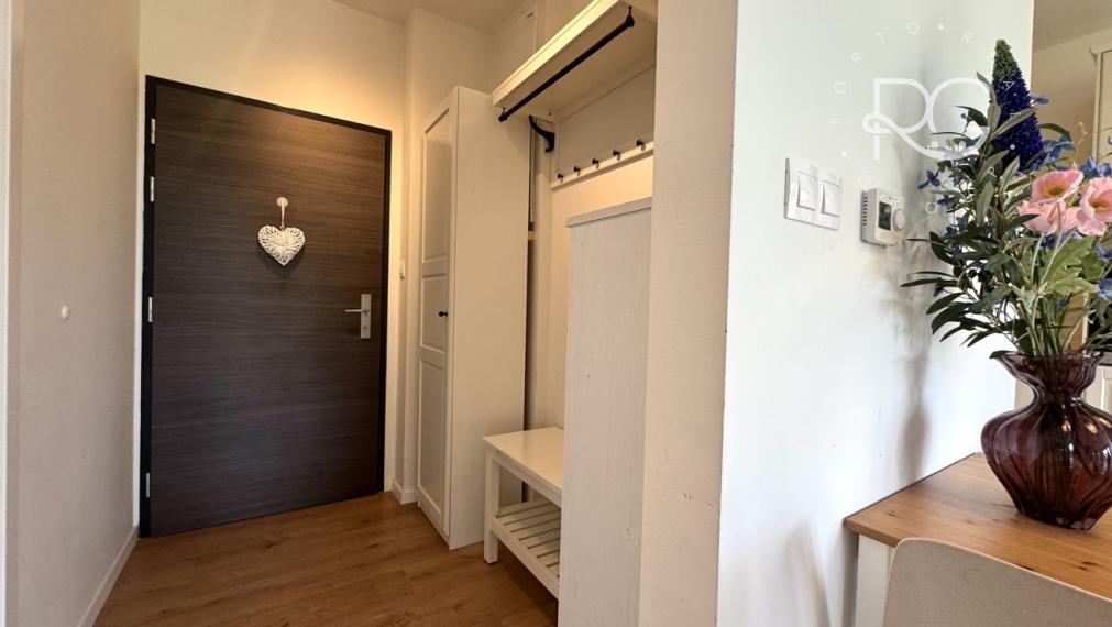 Moderný 2izb zariadený byt s balkónom a parkovaním