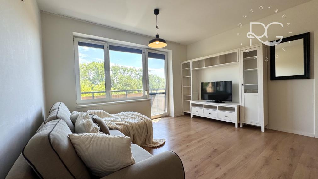 Moderný 2izb zariadený byt s balkónom a parkovaním