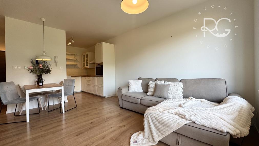 Moderný 2izb zariadený byt s balkónom a parkovaním