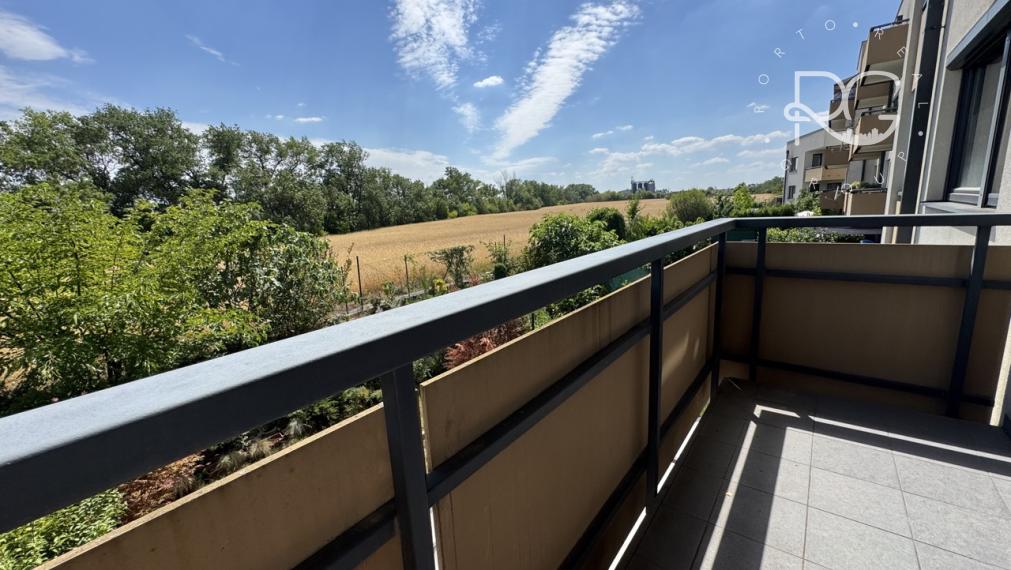 Moderný 2izb zariadený byt s balkónom a parkovaním