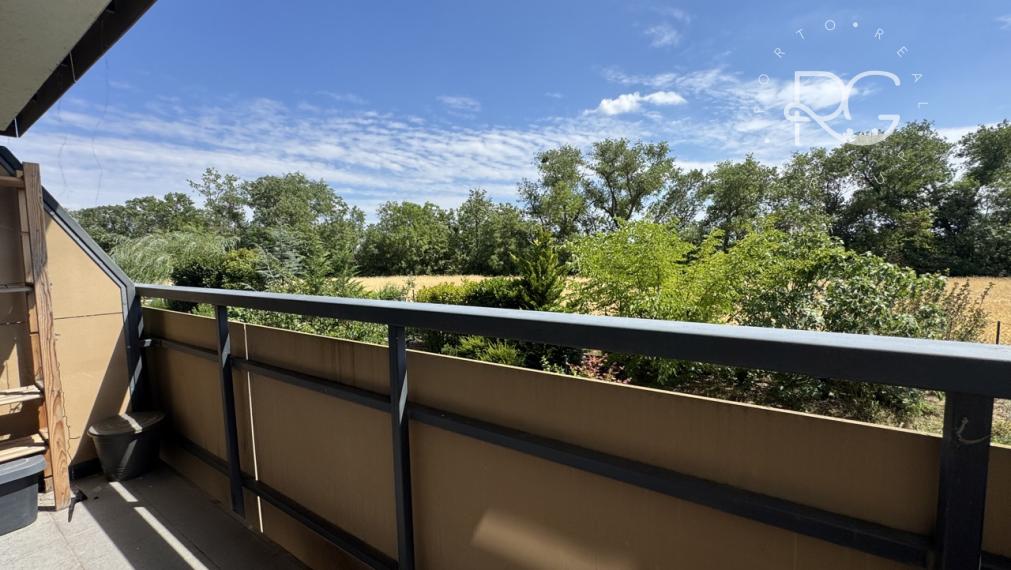 Moderný 2izb zariadený byt s balkónom a parkovaním