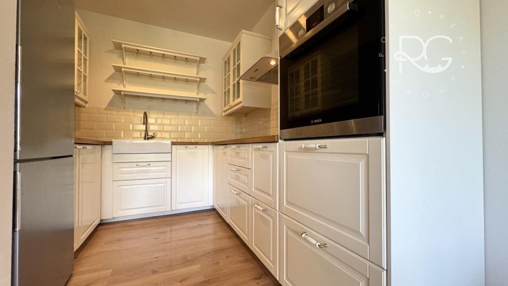 Moderný 2izb zariadený byt s balkónom a parkovaním