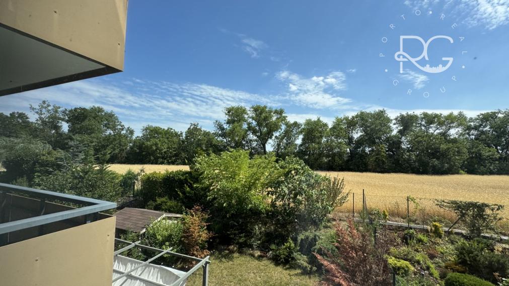 Moderný 2izb zariadený byt s balkónom a parkovaním