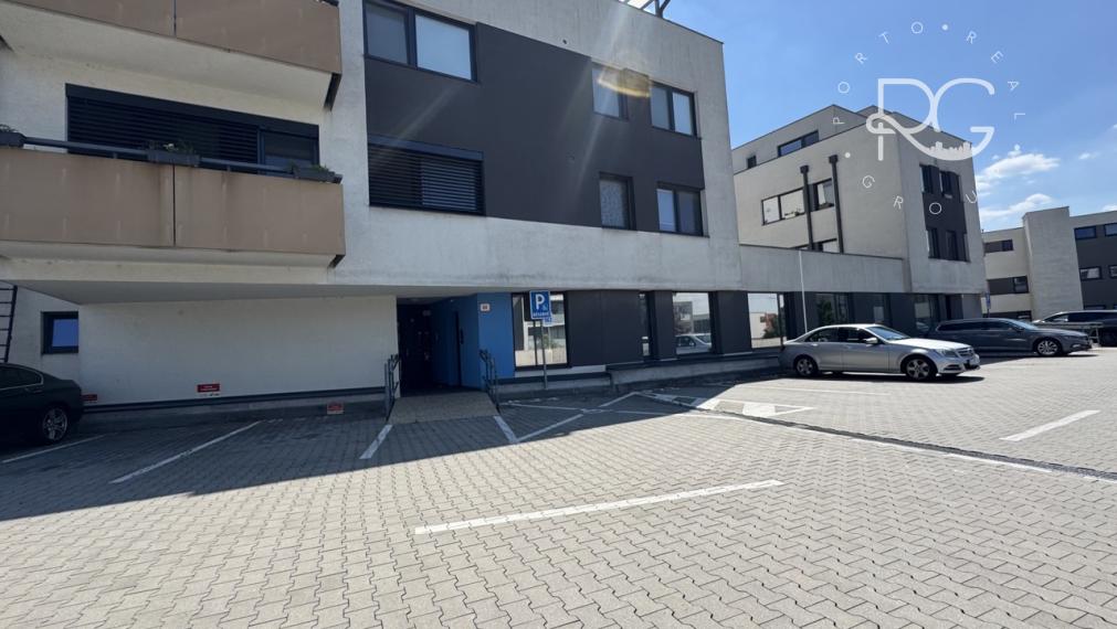 Moderný 2izb zariadený byt s balkónom a parkovaním