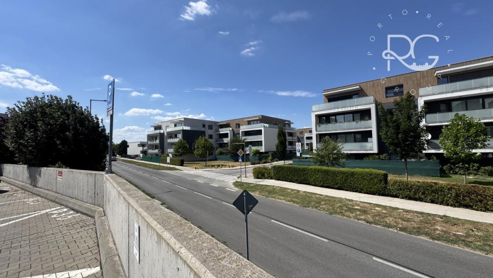 Moderný 2izb zariadený byt s balkónom a parkovaním