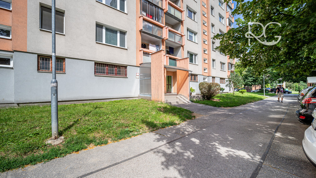 Zariadený 2 izbový byt s loggiou na ulici Jána Smreka - Bratislava IV