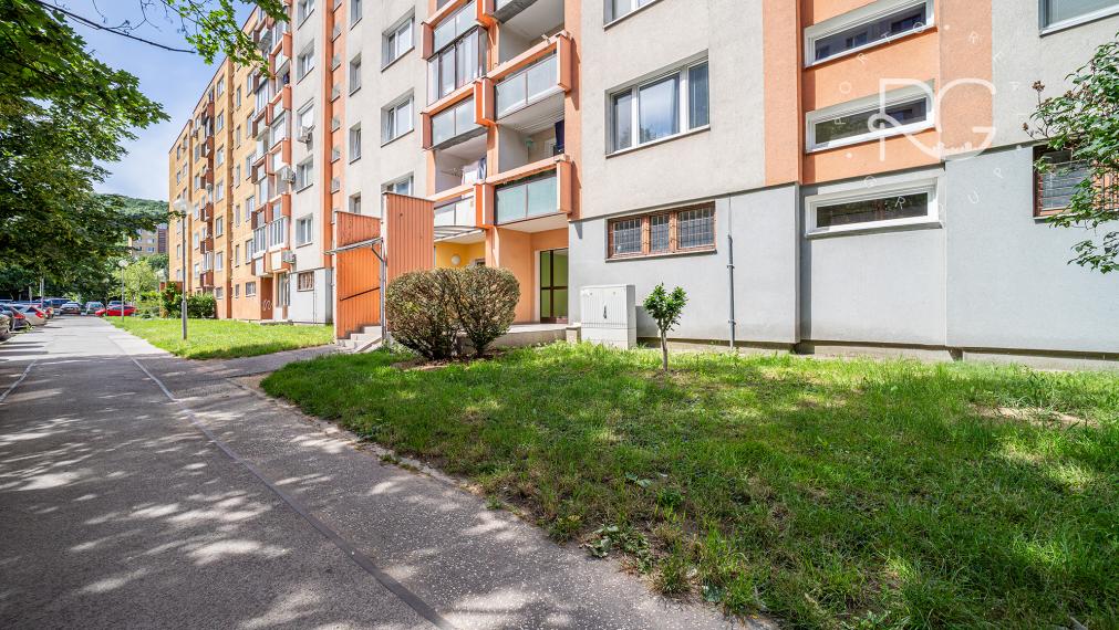 Zariadený 2 izbový byt s loggiou na ulici Jána Smreka - Bratislava IV