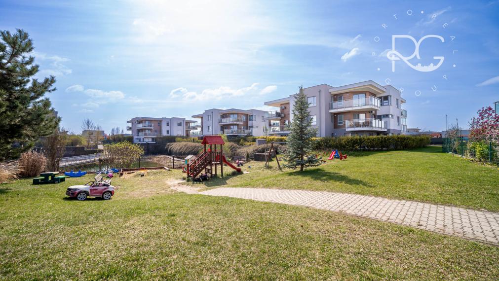 Klimatizovaný zariadený 3 izb byt s loggiou, pivnicou a parkovaním 20 min.od BA v krásnej lokalite