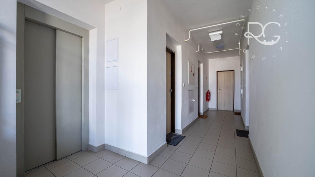 Klimatizovaný zariadený 3 izb byt s loggiou, pivnicou a parkovaním 20 min.od BA v krásnej lokalite