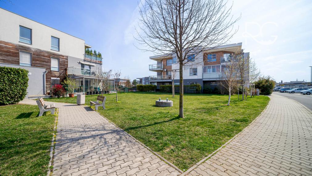 Klimatizovaný zariadený 3 izb byt s loggiou, pivnicou a parkovaním 20 min.od BA v krásnej lokalite
