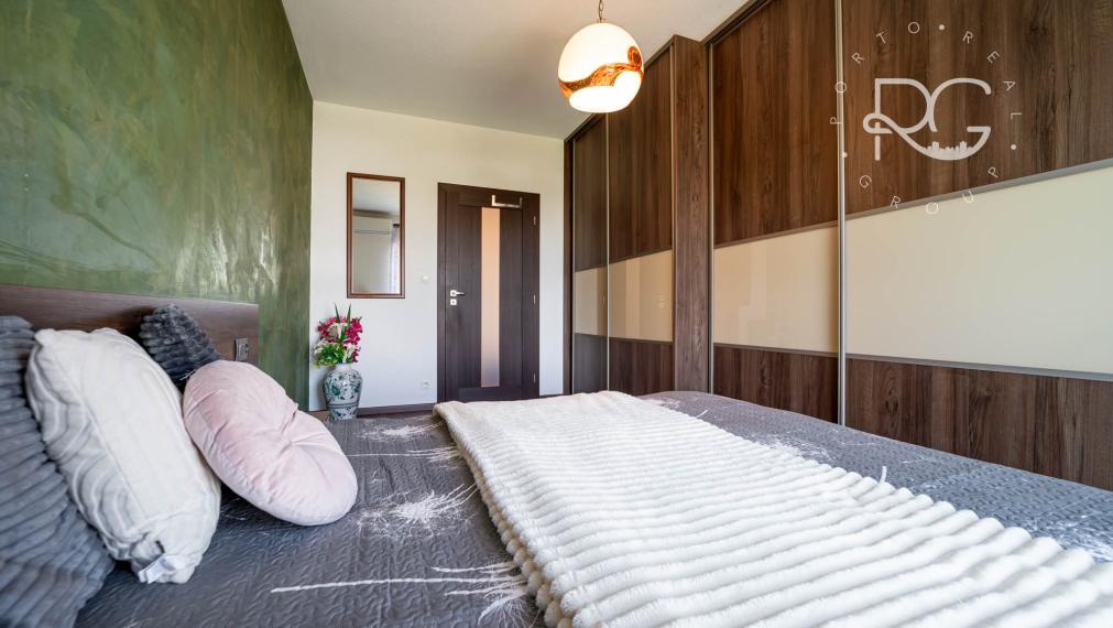 Klimatizovaný zariadený 3 izb byt s loggiou, pivnicou a parkovaním 20 min.od BA v krásnej lokalite