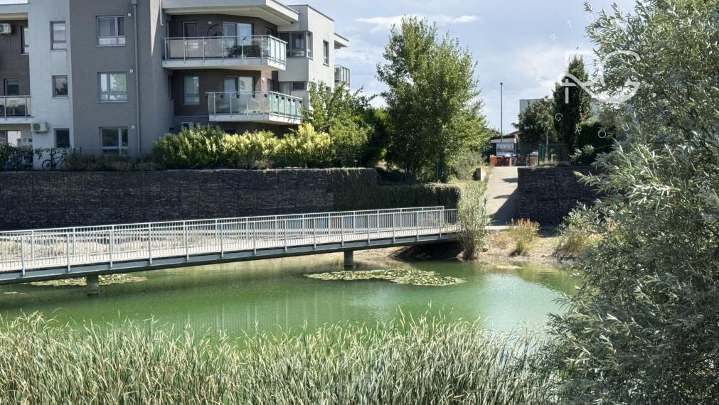 Klimatizovaný zariadený 3 izb byt s loggiou, pivnicou a parkovaním 20 min.od BA v krásnej lokalite