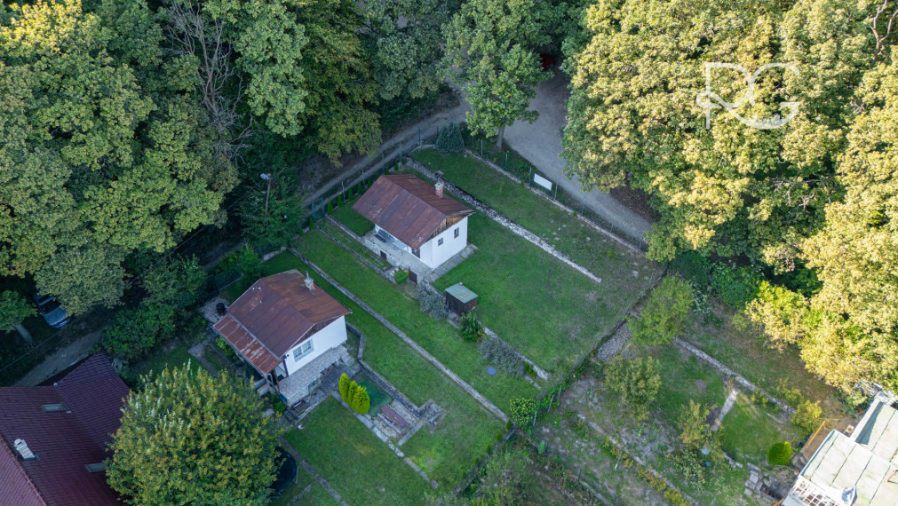 Pozemok s rekreačnou chatou a krásnym výhľadom v lukratívnej časti Bratislava III - AHOJ