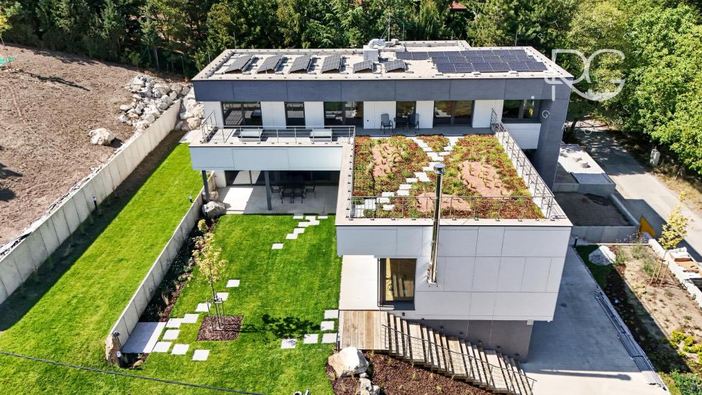 Prémiová nízkoenergetická vila s bazénom, výťahom a trojgarážou v prestížnej lokalite