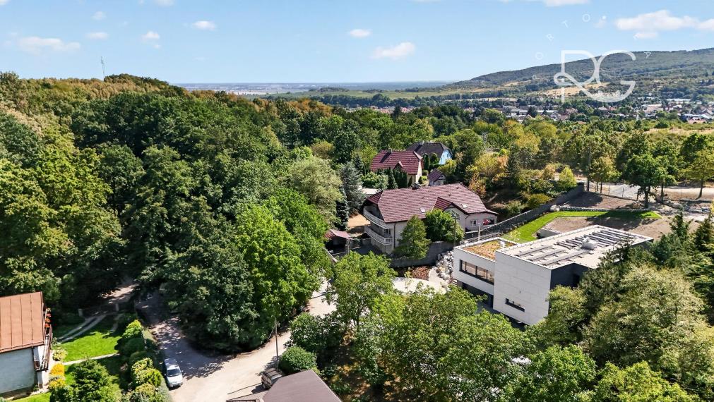 Prémiová nízkoenergetická vila s bazénom, výťahom a trojgarážou v prestížnej lokalite